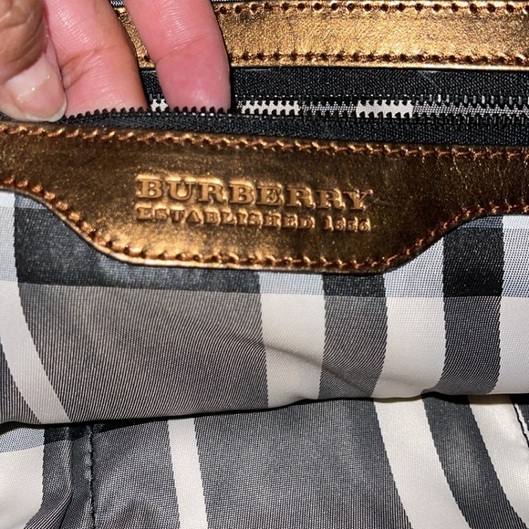 Preloved Burberry 2 way bag adjustable strap great condition zipper closure - Picture 7 of 13